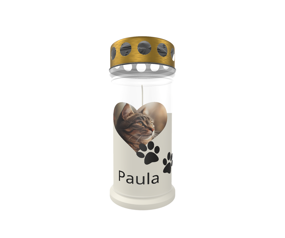 Weiße Gedenkkerze mit goldenem Deckel vor weißem Hintergrund. Auf der Kerze befindet sich ein herzförmiges Bild einer grau-getigerten Katze, darunter zwei schwarze Pfotenabdrücke. Der Name „Paula“ ist in klarer schwarzer Schrift darunter platziert. Das Design vermittelt liebevolle Erinnerung an ein verstorbenes Haustier.