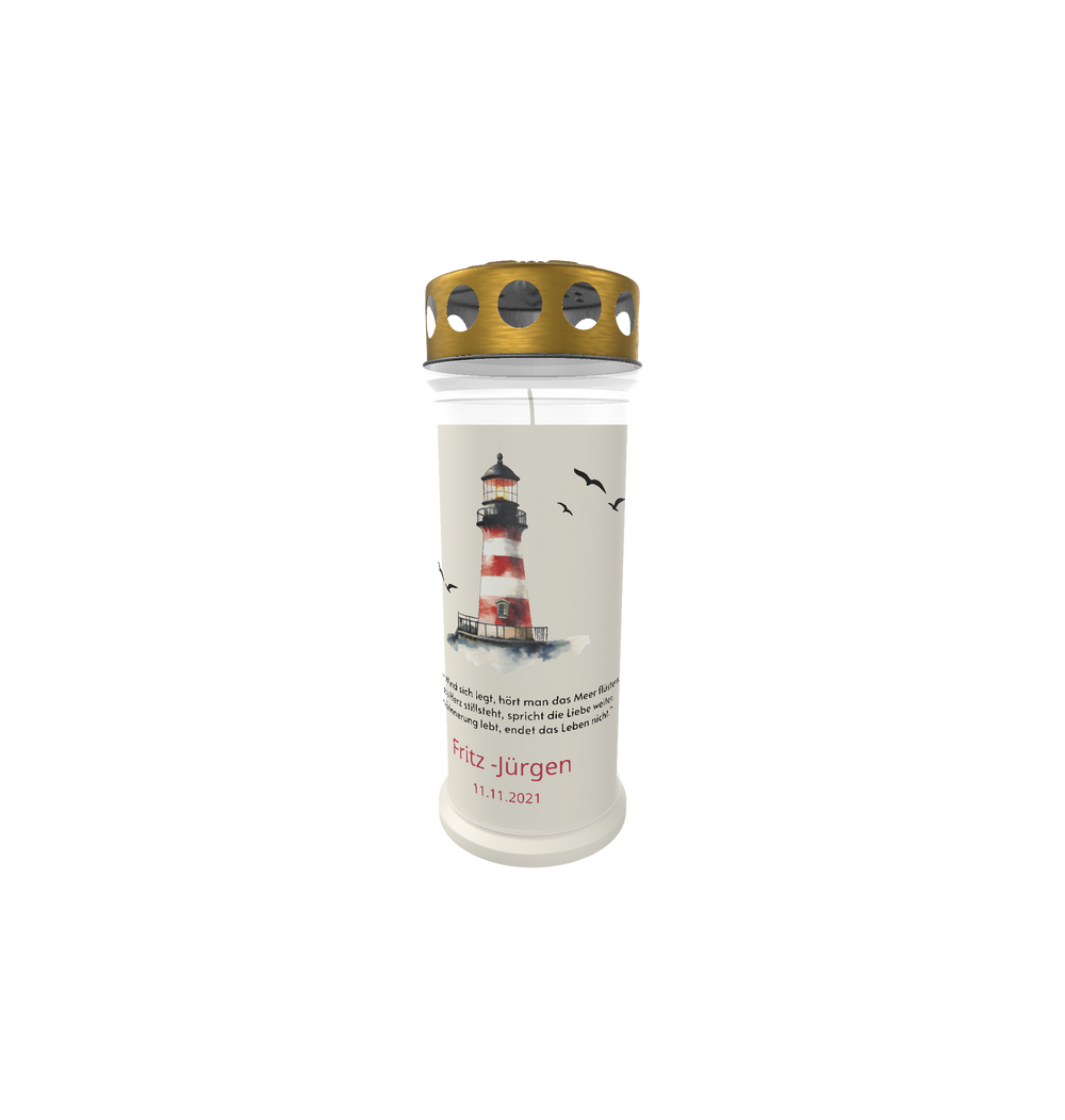 Weiße Gedenkkerze mit goldenem Deckel und maritimem Motiv vor weißem Hintergrund. Auf der Kerze ist ein rot-weiß gestreifter Leuchtturm abgebildet, umgeben von fliegenden Möwen. Darunter steht ein Gedenkspruch in feiner Schrift. In Rot hervorgehoben sind der Name „Fritz - Jürgen“ und das Datum „11.11.2021“.