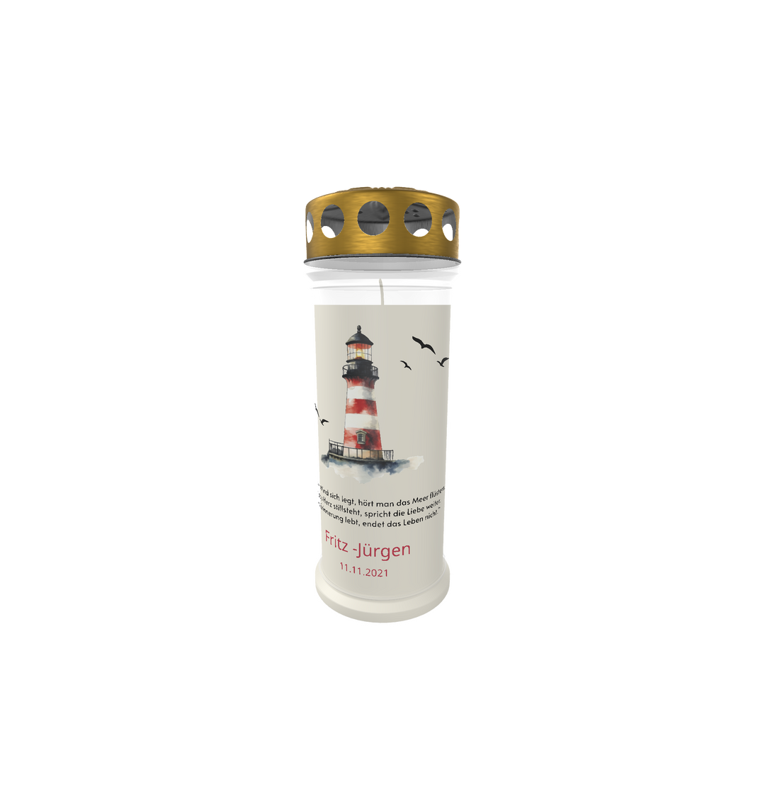 Weiße Gedenkkerze mit goldenem Deckel und maritimem Motiv vor weißem Hintergrund. Auf der Kerze ist ein rot-weiß gestreifter Leuchtturm abgebildet, umgeben von fliegenden Möwen. Darunter steht ein Gedenkspruch in feiner Schrift. In Rot hervorgehoben sind der Name „Fritz - Jürgen“ und das Datum „11.11.2021“.