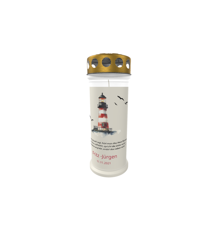 Weiße Gedenkkerze mit goldenem Deckel und maritimem Motiv vor weißem Hintergrund. Auf der Kerze ist ein rot-weiß gestreifter Leuchtturm abgebildet, umgeben von fliegenden Möwen. Darunter steht ein Gedenkspruch in feiner Schrift. In Rot hervorgehoben sind der Name „Fritz - Jürgen“ und das Datum „11.11.2021“.