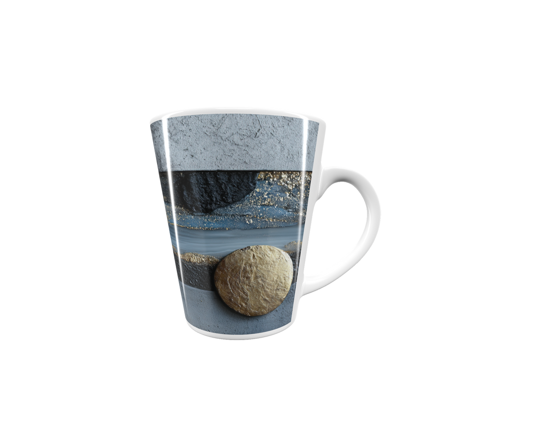 „Latte-Tasse konisch mit abstraktem Motiv in Blau, Schwarz und Gold, inspiriert von Bauhaus & moderner Kunst“