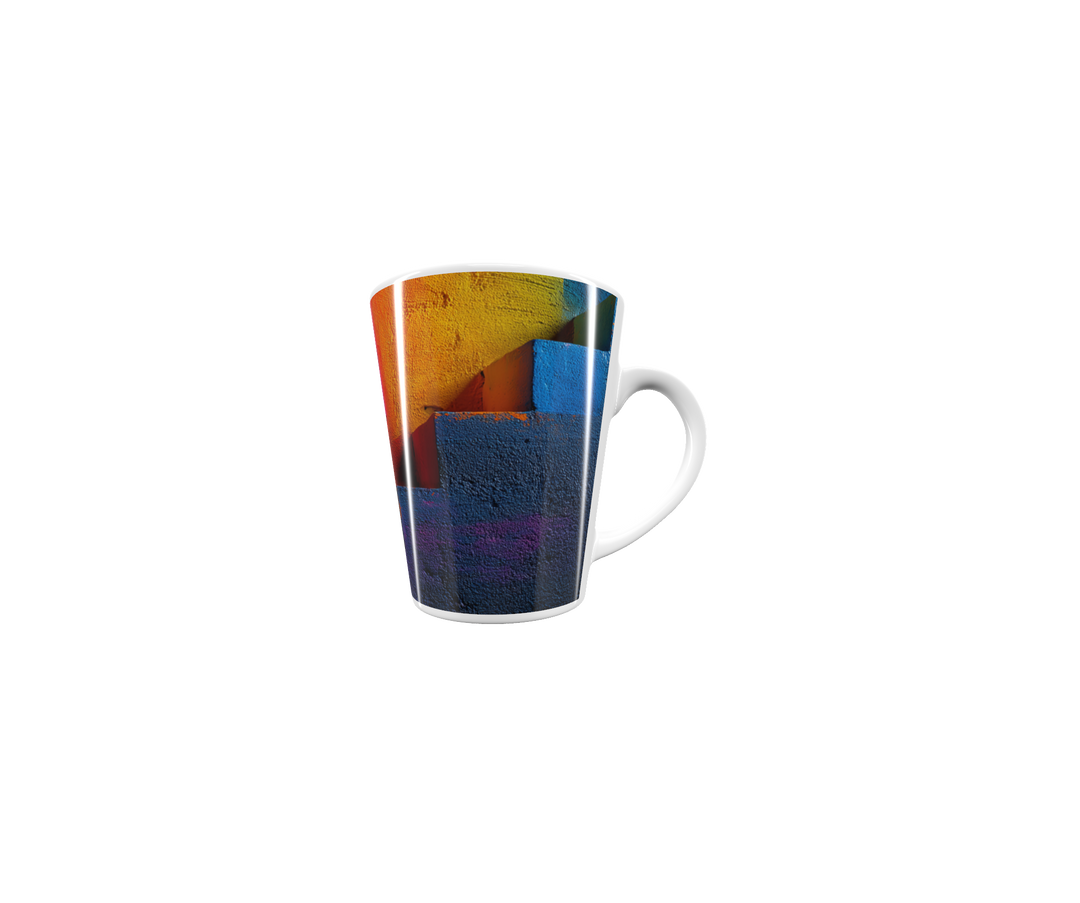 „Latte-Tasse konisch mit abstraktem Neon-Motiv, Treppenstruktur in Pink, Blau, Gelb und Violett, inspiriert von Pop-Art“