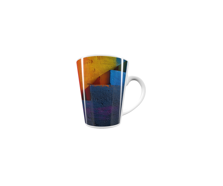 „Latte-Tasse konisch mit abstraktem Neon-Motiv, Treppenstruktur in Pink, Blau, Gelb und Violett, inspiriert von Pop-Art“