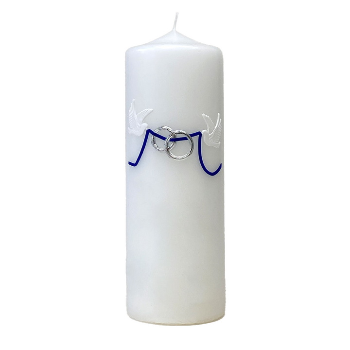 Weiße Hochzeitskerze mit zwei Tauben, silbernen Ringen und blauem Band – handverziert und elegant