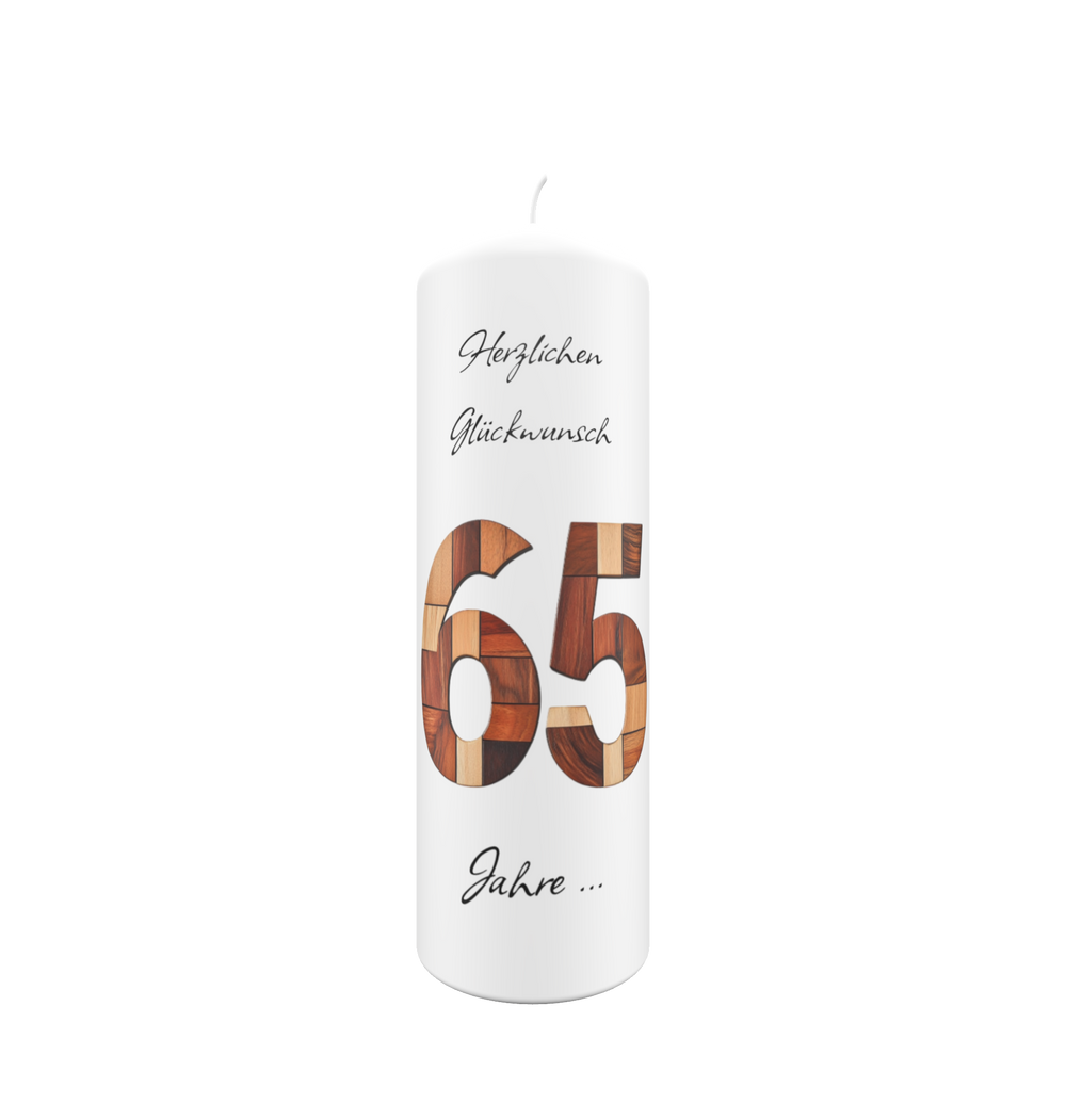 Weiße Jubiläumskerze mit Zahl 65 in Holzoptik und Aufschrift „Herzlichen Glückwunsch – 65 Jahre …“, ideal als Geschenk zum Ruhestand oder 65. Geburtstag