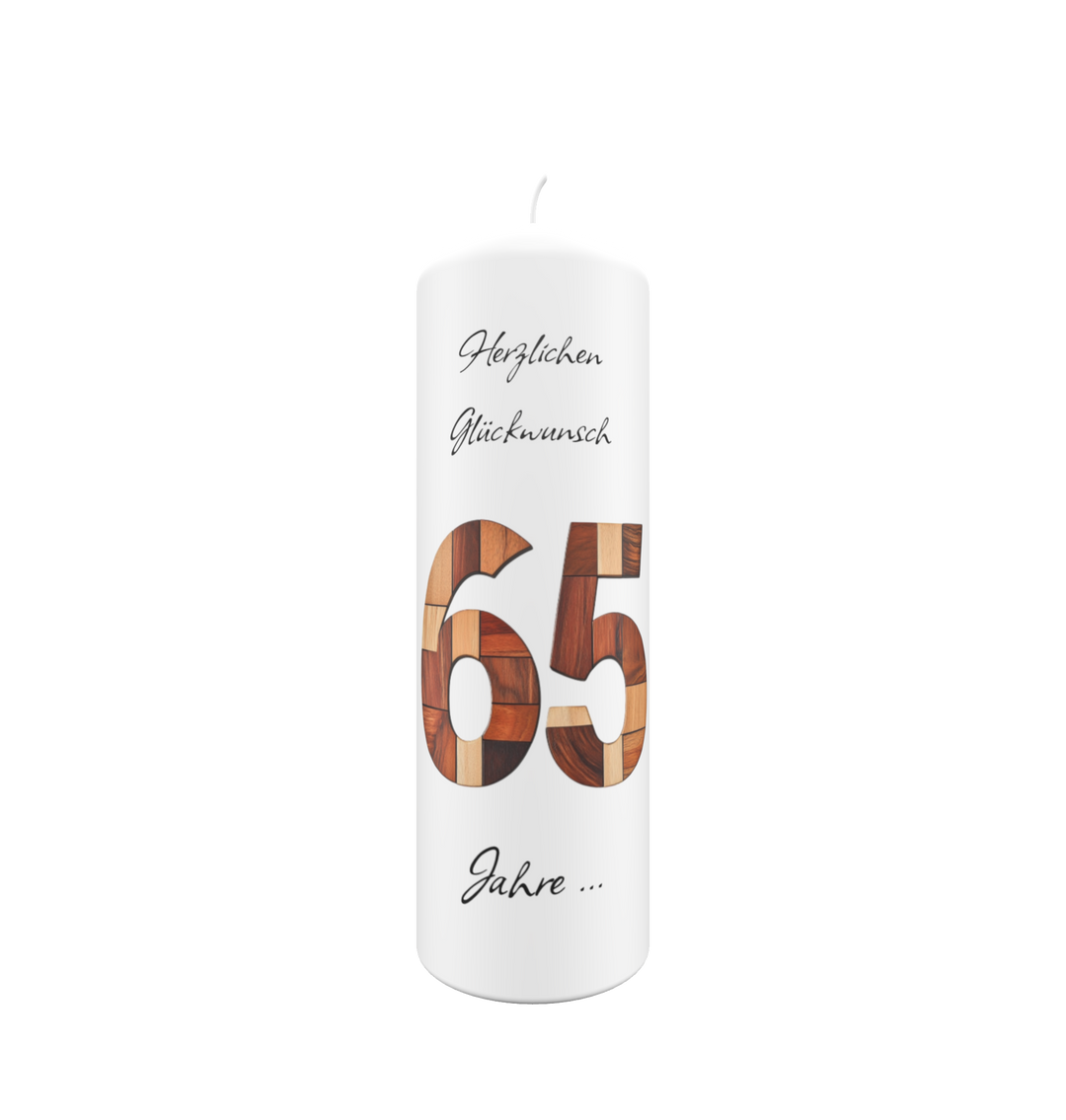 Weiße Jubiläumskerze mit Zahl 65 in Holzoptik und Aufschrift „Herzlichen Glückwunsch – 65 Jahre …“, ideal als Geschenk zum Ruhestand oder 65. Geburtstag