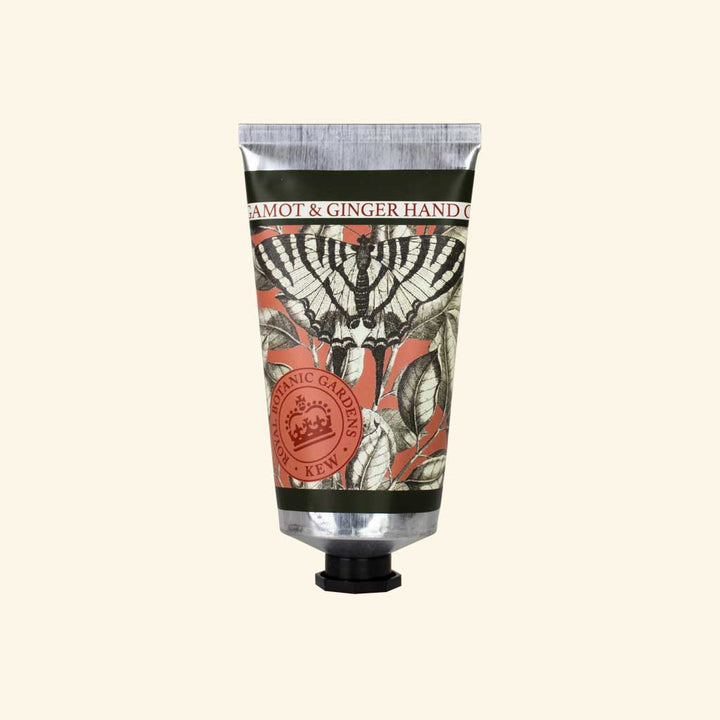 “Handcremetube mit Bergamotte und Ingwer, verziert mit botanischem Muster und Vintage-Design in Naturtönen.”