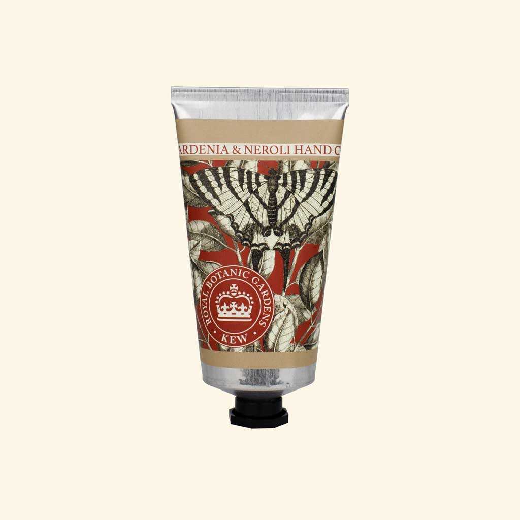 „Handcremetube mit Gardenie- und Neroli-Motiv, verziert mit floralen Illustrationen in Beige, Rot und Schwarz.“