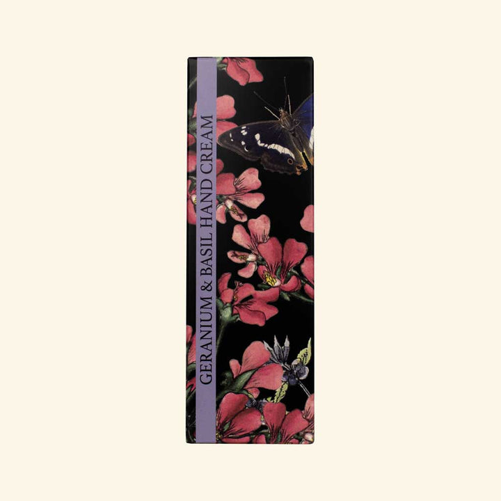 „Verpackung einer Handcreme mit Geranie und Basilikum auf hellem Hintergrund, gestaltet mit floralen Illustrationen.“