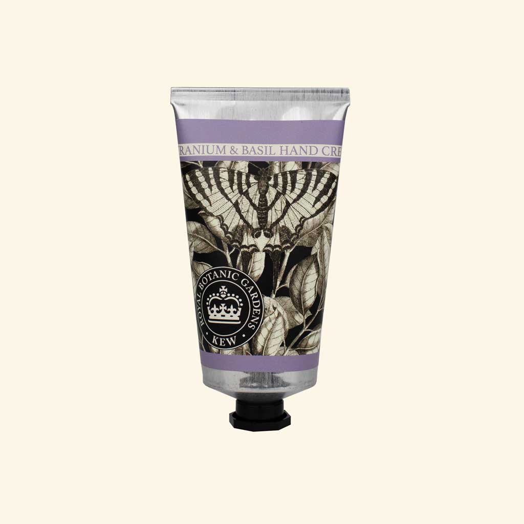 „Tube einer Handcreme mit Geranie und Basilikum vor hellem Hintergrund, gestaltet mit botanischer Illustration und Krönungsemblem.“