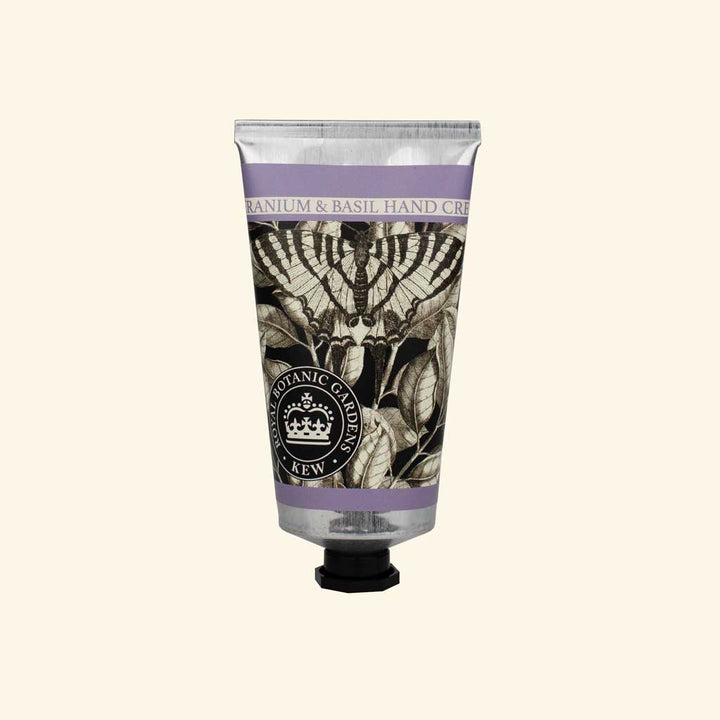 „Tube einer Handcreme mit Geranie und Basilikum vor hellem Hintergrund, gestaltet mit botanischer Illustration und Krönungsemblem.“
