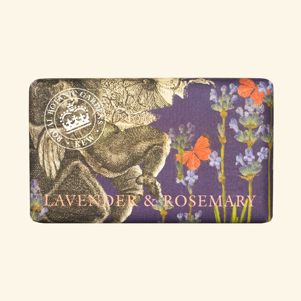 „Seifenstück der Marke Kew Gardens in rechteckiger Verpackung mit Vintage-Illustration, Motiv: Lavendel, Rosmarinzweige, Schmetterlinge und botanische Zeichnungen auf violettem Hintergrund, Aufschrift: ‚Lavender & Rosemary‘.“