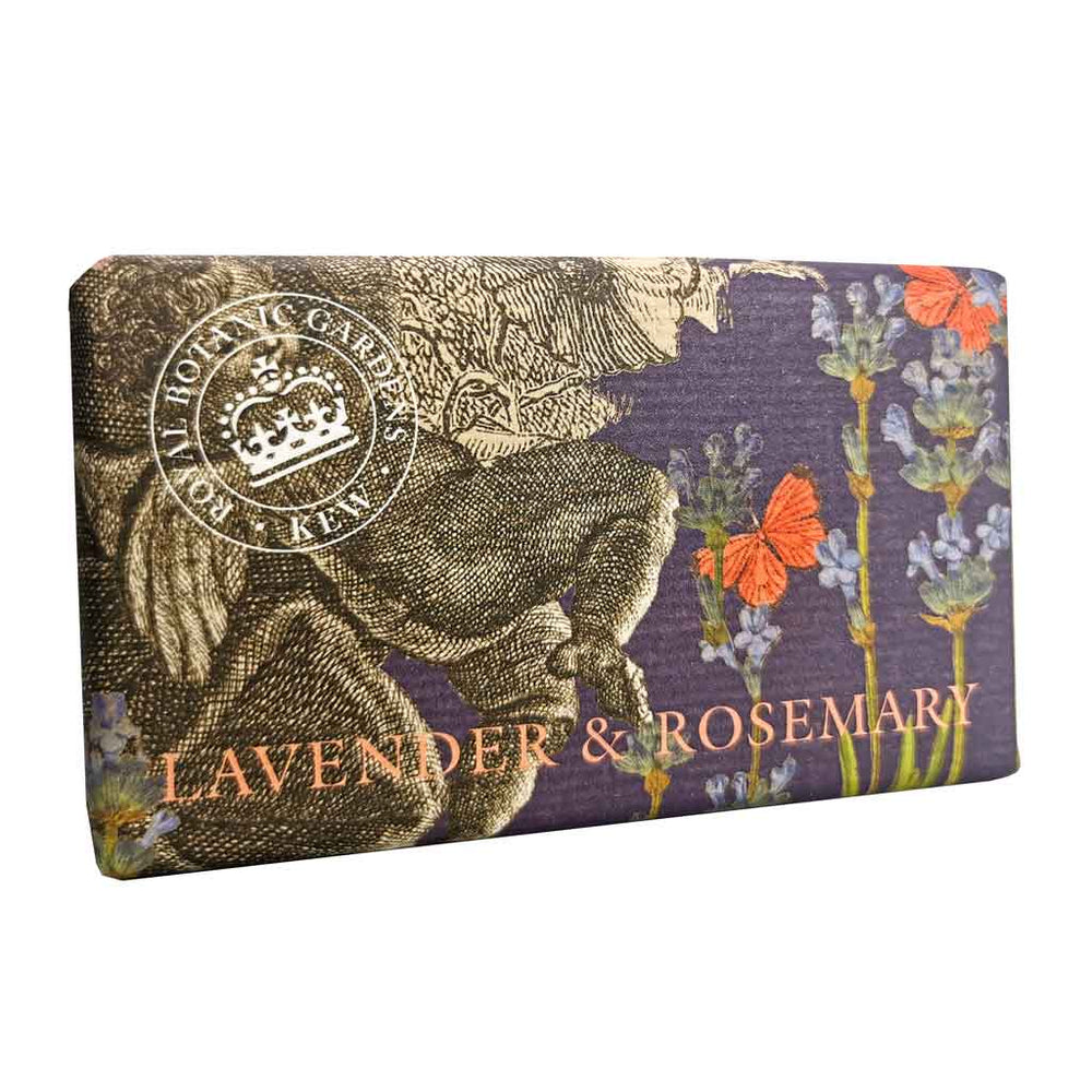 „Seifenstück der Marke Kew Gardens in rechteckiger Verpackung mit botanischer Illustration, schräg fotografiert, Motiv: Lavendel, Rosmarin, Schmetterlinge und historische Zeichnungen auf violettem Hintergrund, Aufschrift: ‚Lavender & Rosemary‘.“