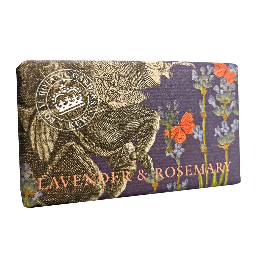 „Seifenstück der Marke Kew Gardens in rechteckiger Verpackung mit botanischer Illustration, schräg fotografiert, Motiv: Lavendel, Rosmarin, Schmetterlinge und historische Zeichnungen auf violettem Hintergrund, Aufschrift: ‚Lavender & Rosemary‘.“