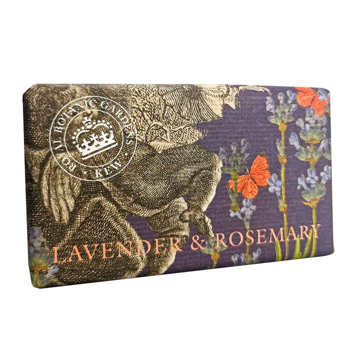 „Seifenstück der Marke Kew Gardens in rechteckiger Verpackung mit botanischer Illustration, schräg fotografiert, Motiv: Lavendel, Rosmarin, Schmetterlinge und historische Zeichnungen auf violettem Hintergrund, Aufschrift: ‚Lavender & Rosemary‘.“