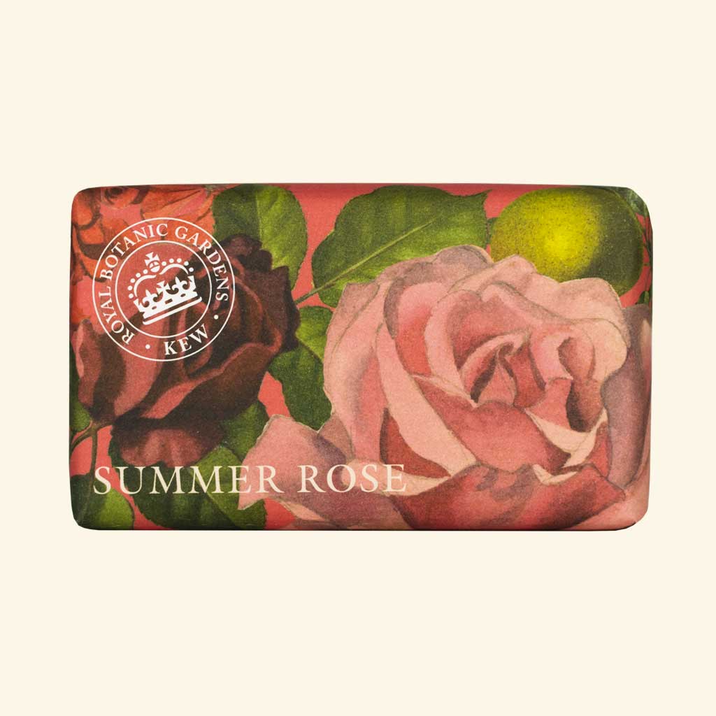 “Seife in edlem Papier mit romantischem Rosendesign in Rosa und Dunkelrot, Text: Summer Rose.”