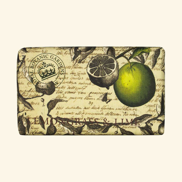 “Seife in edlem Papier mit Vintage-Design, Limetten-Illustration und handschriftlichem Hintergrund, Text: Lemongrass & Lime.”