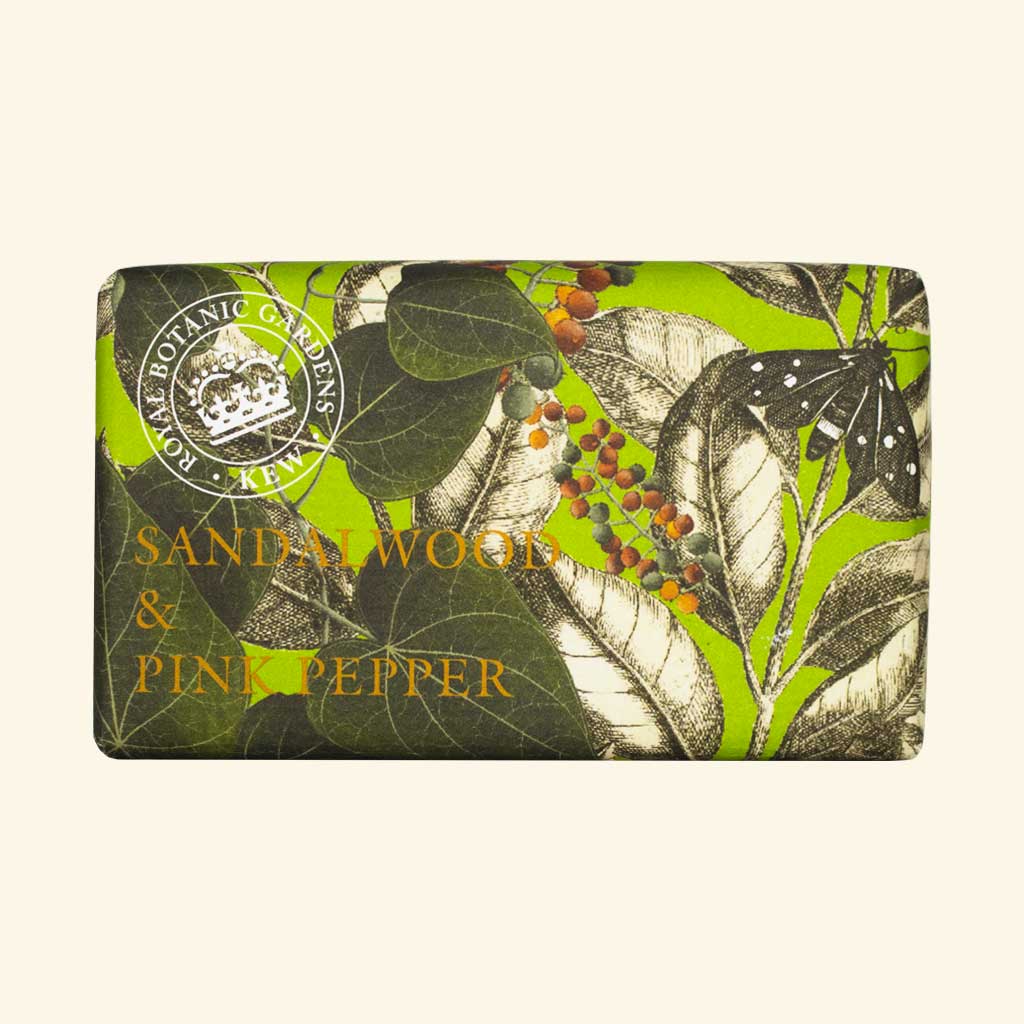 “Seife in edlem Papier mit botanischem Design aus Sandelholz, rosa Pfeffer und Blättern, Text: Sandalwood & Pink Pepper.”
