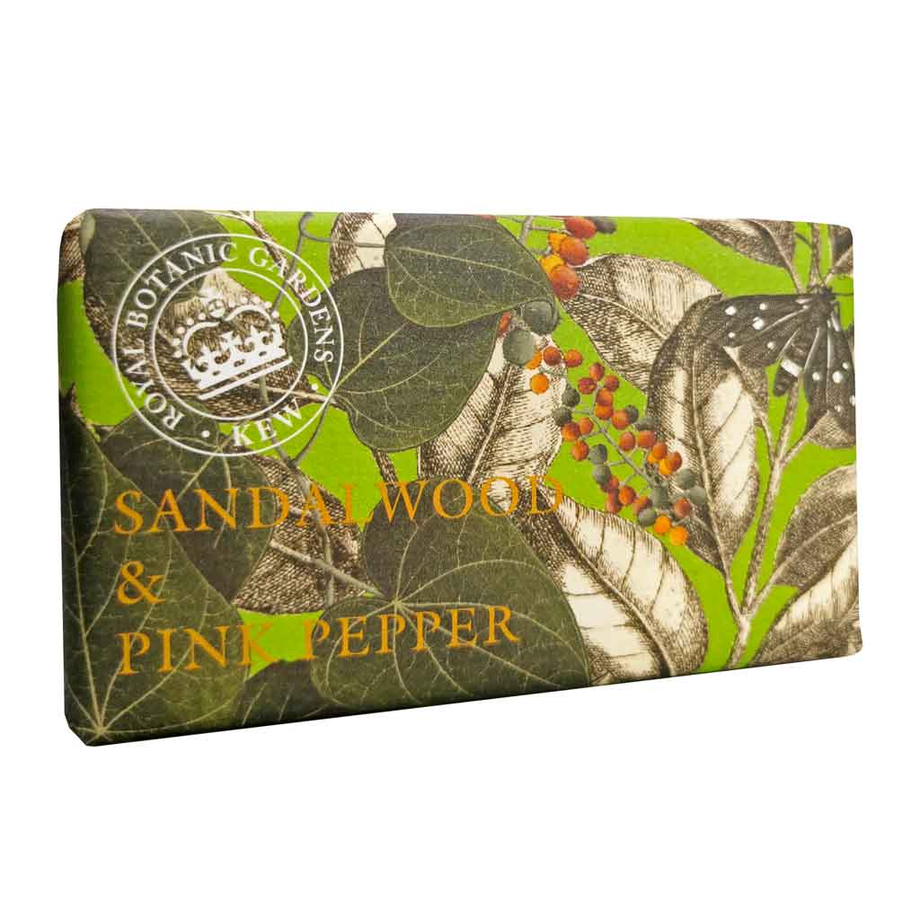 “Seife in edlem Papier mit botanischem Design aus Sandelholz, rosa Pfeffer und Blättern, Text: Sandalwood & Pink Pepper.”
