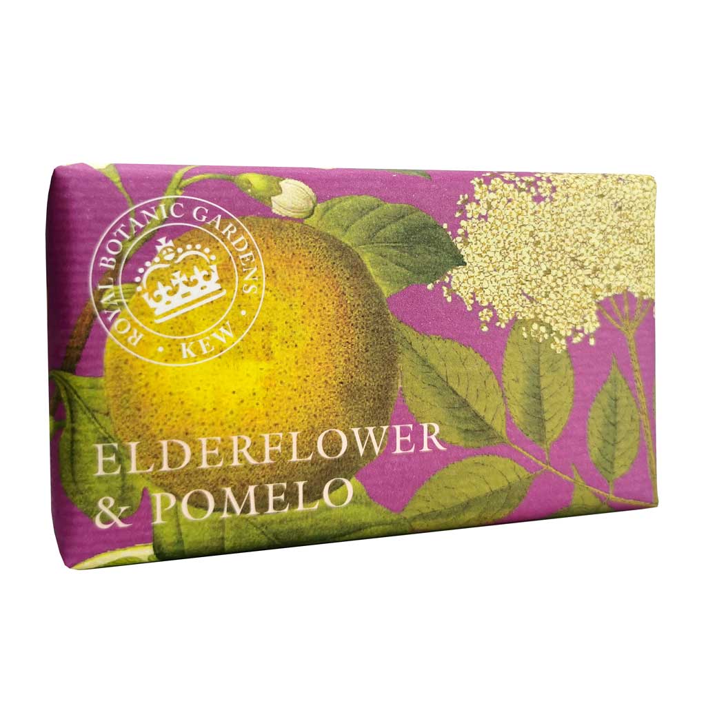 “Seife in edlem Papier mit Illustration von Holunderblüten und Pomelo auf violettem Hintergrund, Text: Elderflower & Pomelo.”