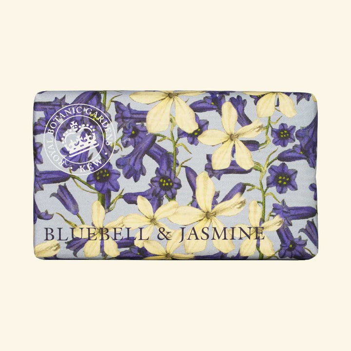 “Seife in hochwertigem Papier mit floralem Design aus Glockenblumen und Jasmin, Aufschrift: Bluebell & Jasmine.”
