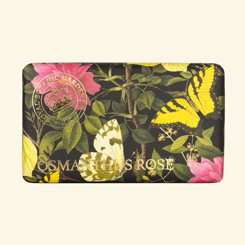 “Seifendose mit floralen Motiven in Rosa und Grün, gelben Schmetterlingen und der Aufschrift: Osmanthus Rose.”