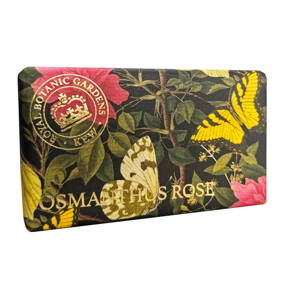 “Seifendose mit floralen Motiven in Rosa und Grün, gelben Schmetterlingen und der Aufschrift: Osmanthus Rose.”