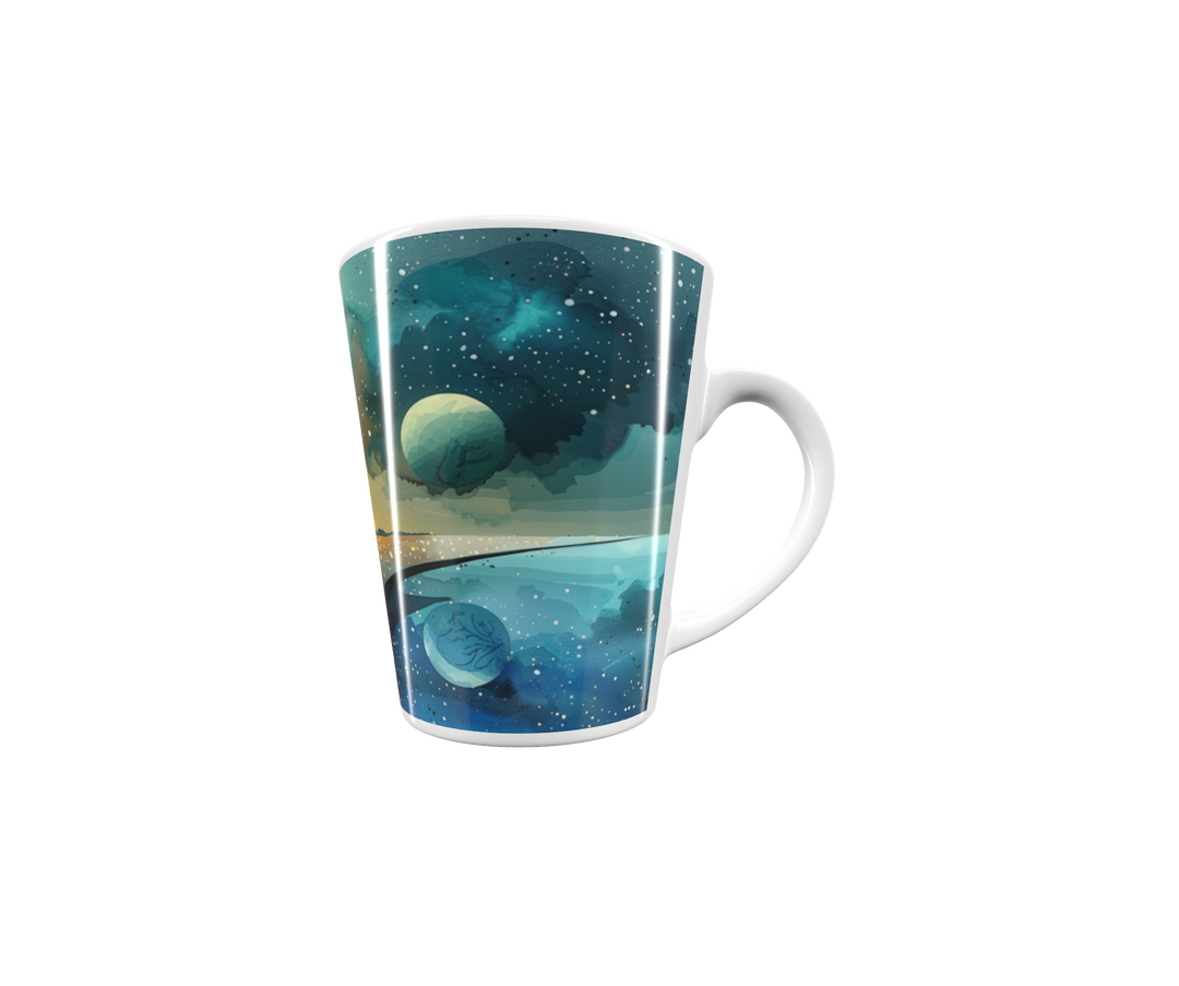 „Latte-Tasse konisch mit poetischem Motiv in Aquarelloptik, Silhouette auf einem Hügel zwischen brennendem Himmel und kosmischer Nacht“