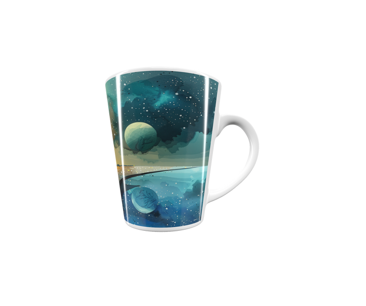 „Latte-Tasse konisch mit poetischem Motiv in Aquarelloptik, Silhouette auf einem Hügel zwischen brennendem Himmel und kosmischer Nacht“