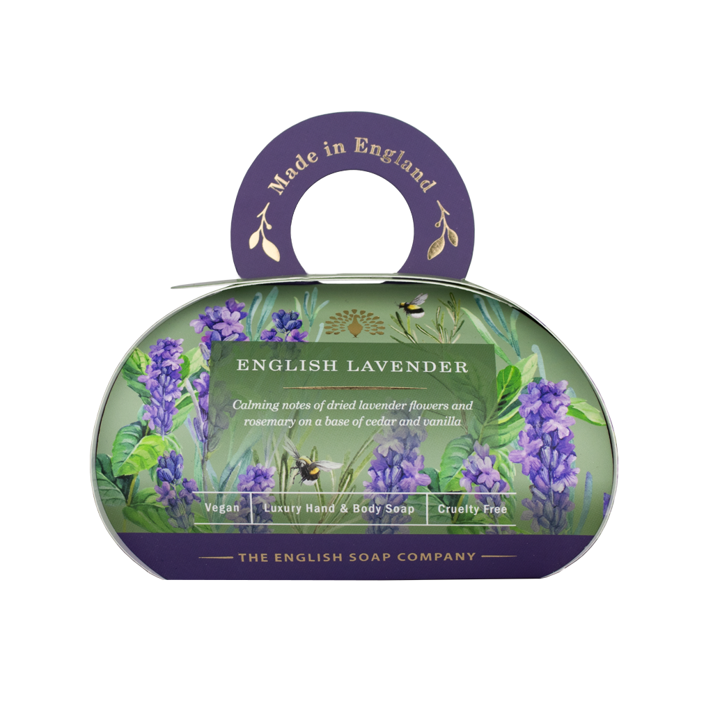 „Luxus-Hand- und Körperseife der Marke The English Soap Company in ovaler Verpackung mit Tragegriff, Motiv: Lavendelblüten, Bienen und Kräuter auf dunklem Hintergrund, Aufschrift: ‚English Lavender – Calming notes of dried lavender flowers and rosemary on a base of cedar wood and vanilla‘.“
