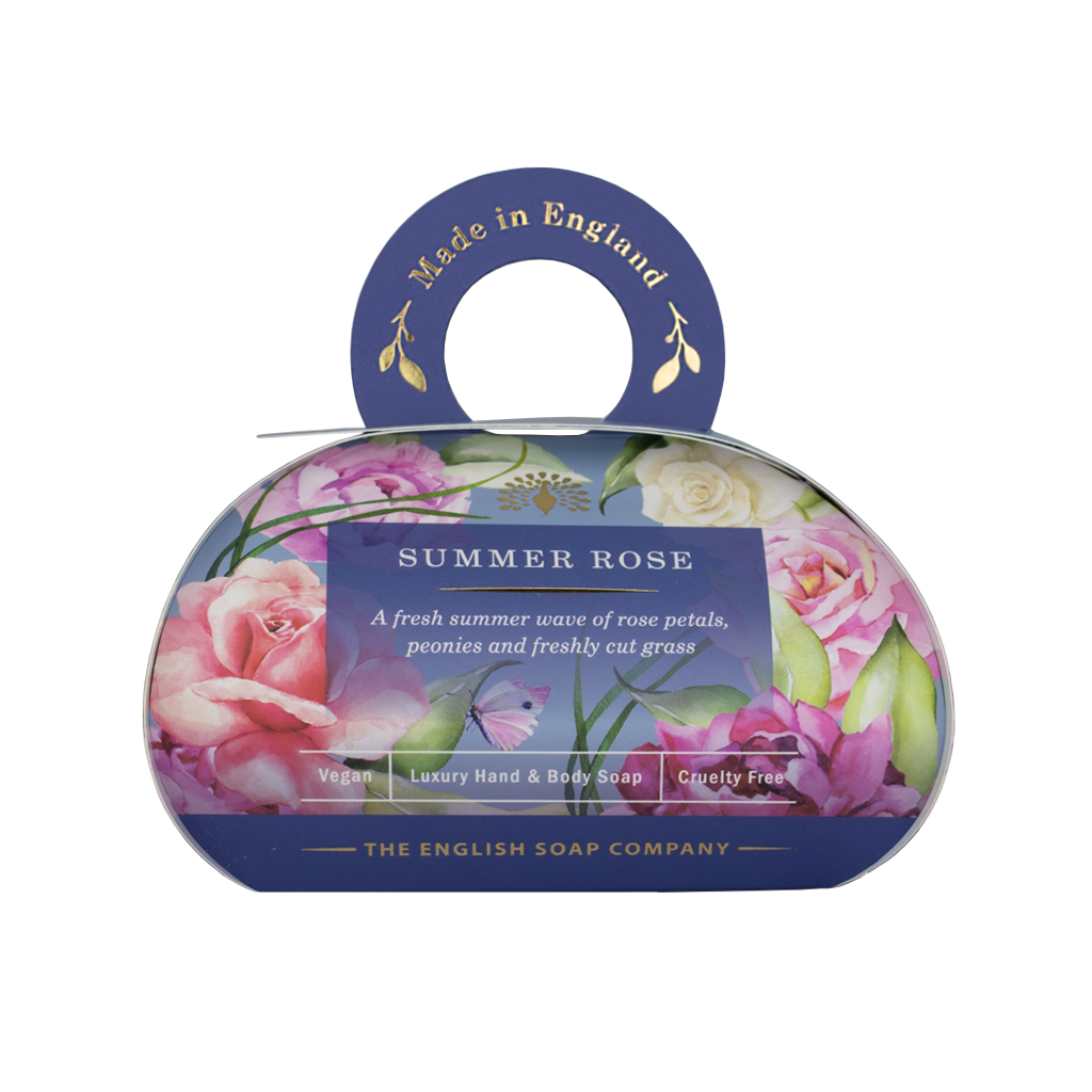 „Luxus-Hand- und Körperseife der Marke The English Soap Company in ovaler Verpackung mit Tragegriff, Motiv: Rosen, Pfingstrosen und Blüten auf dunklem Hintergrund, Aufschrift: ‚Summer Rose – A fresh summer scent of rose petals, peonies and freshly cut grass‘.“