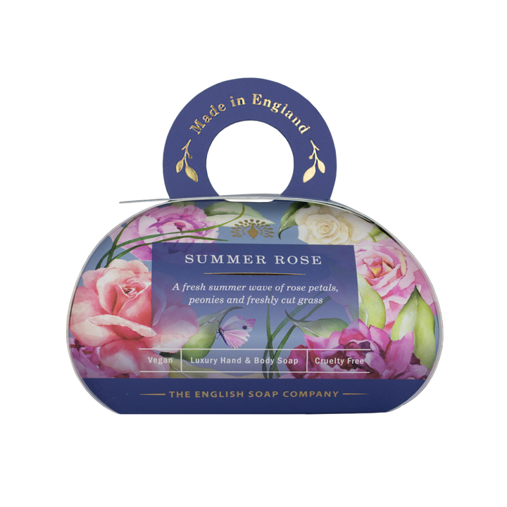 „Luxus-Hand- und Körperseife der Marke The English Soap Company in ovaler Verpackung mit Tragegriff, Motiv: Rosen, Pfingstrosen und Blüten auf dunklem Hintergrund, Aufschrift: ‚Summer Rose – A fresh summer scent of rose petals, peonies and freshly cut grass‘.“