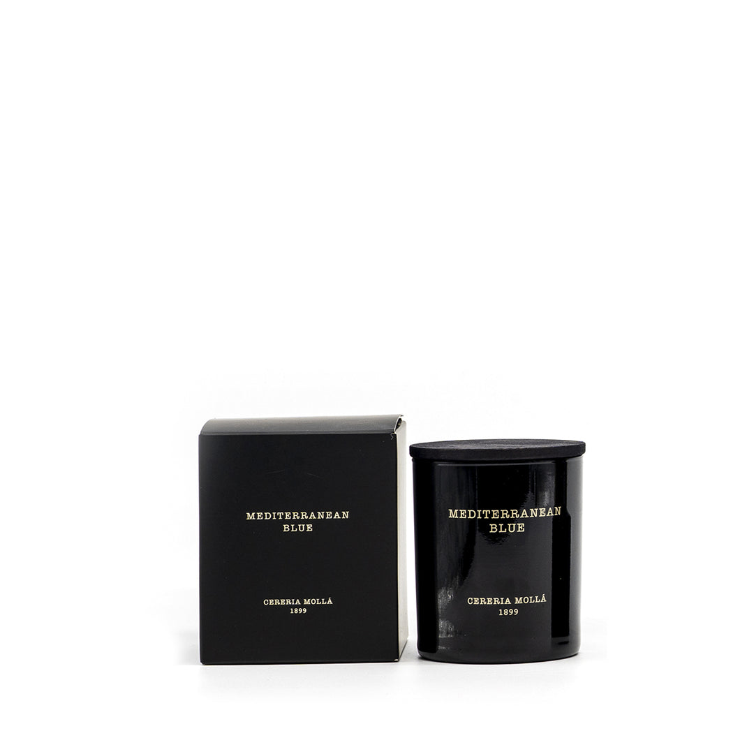 Schwarze Duftkerze Mediterranean Blue von Cereria Mollá mit farblich passender Geschenkverpackung. Beide Elemente vor weißem Hintergrund – clean, modern und hochwertig inszeniert