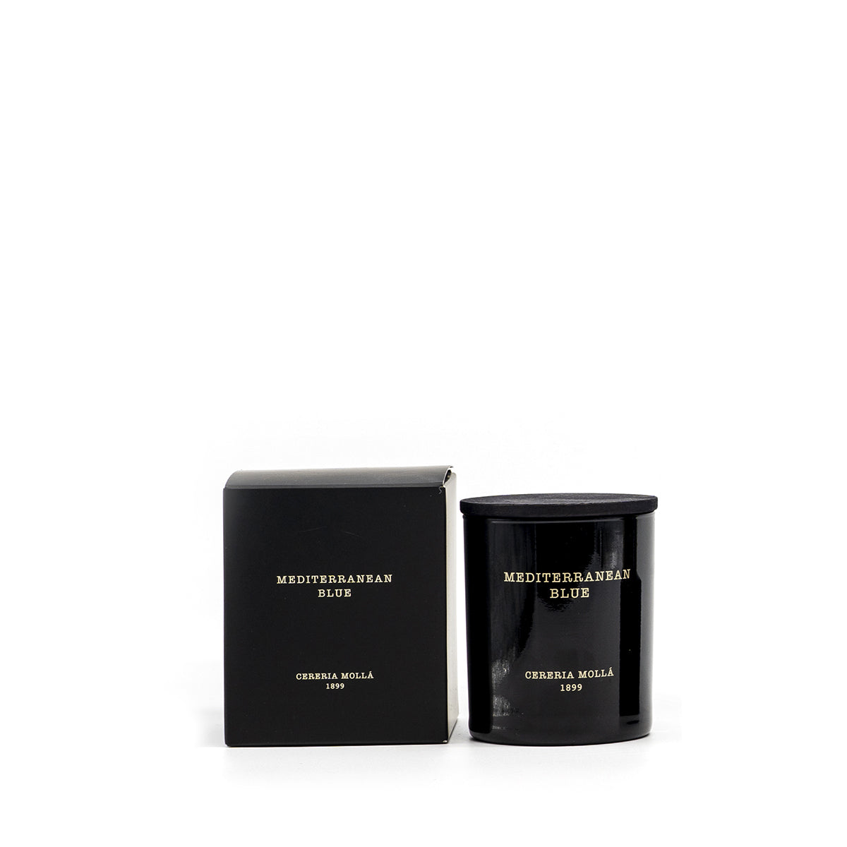 Schwarze Duftkerze Mediterranean Blue von Cereria Mollá mit farblich passender Geschenkverpackung. Beide Elemente vor weißem Hintergrund – clean, modern und hochwertig inszeniert