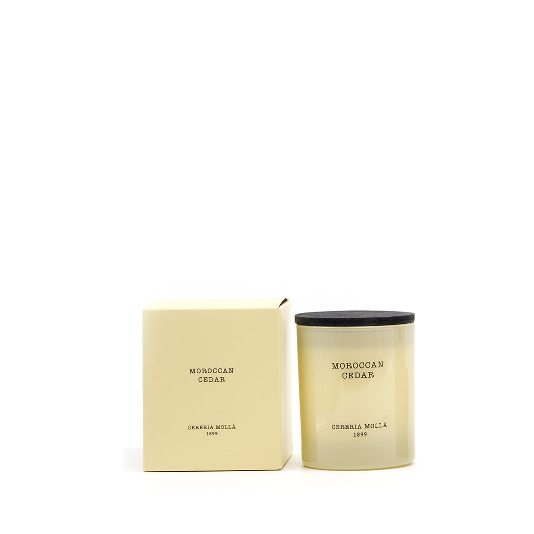 Beigefarbene Duftkerze Moroccan Cedar von Cereria Mollá mit passender, farblich abgestimmter Box. Beide Elemente stehen vor weißem Hintergrund – clean, elegant und hochwertig präsentiert