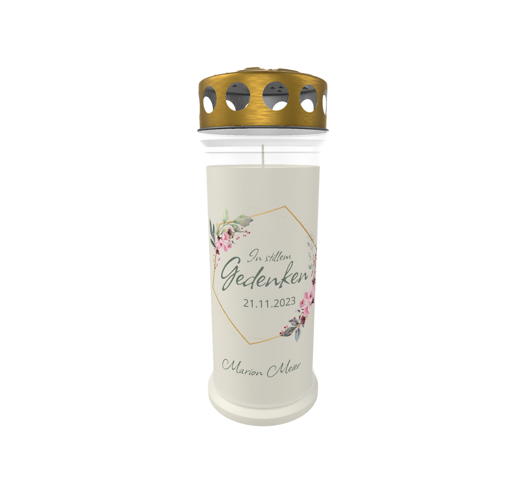 Personalisierte Gedenkkerze „In stillem Gedenken“ mit Name und Datum, Grablicht mit Blumenmotiv und goldenem Schutzdeckel..