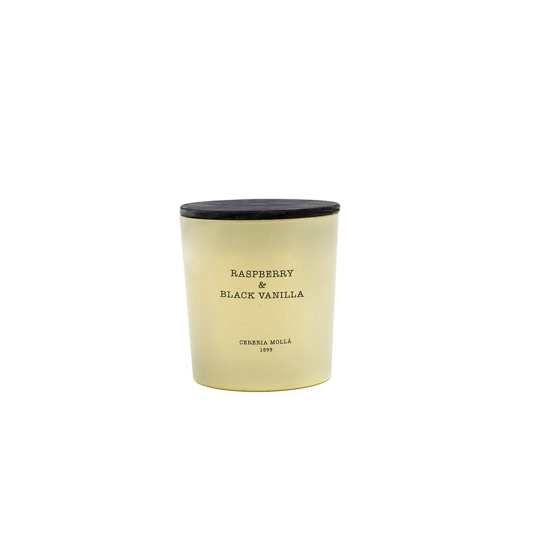 Duftkerze Raspberry & Black Vanilla von Cereria Mollá in hellem Glas mit schwarzem Deckel vor weißem Hintergrund