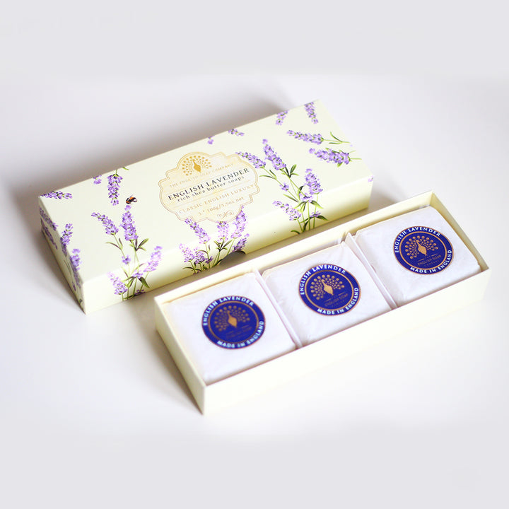 „Geschenkbox mit drei ‘English Lavender’-Seifen auf weißem Hintergrund, mit floraler Verpackung in Lavendeloptik.“