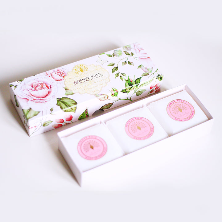 „Geschenkbox mit drei runden Seifenstücken der Sorte ‘Summer Rose’ in geöffneter Verpackung mit floralem Design.“