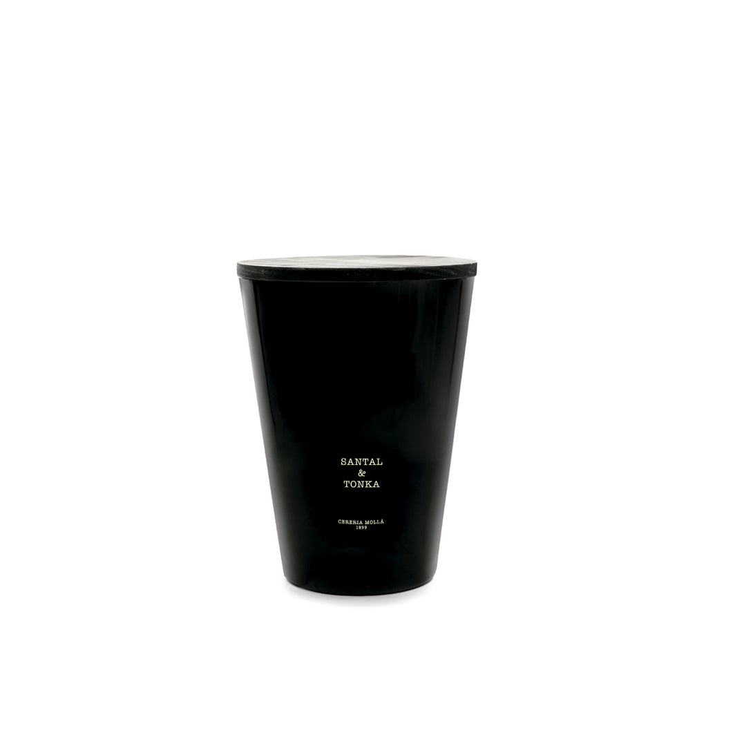 Große schwarze Duftkerze im schlichten, glänzenden Glas mit goldener Aufschrift SANTAL & TONKA. Fotografiert vor weißem Hintergrund – edles, minimalistisches Design in Übergröße.