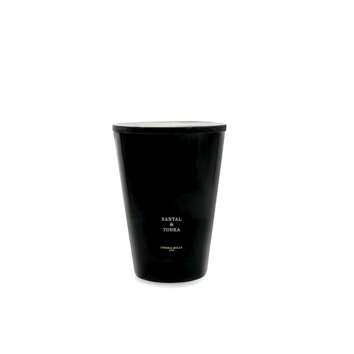 Große schwarze Duftkerze im schlichten, glänzenden Glas mit goldener Aufschrift SANTAL & TONKA. Fotografiert vor weißem Hintergrund – edles, minimalistisches Design in Übergröße.