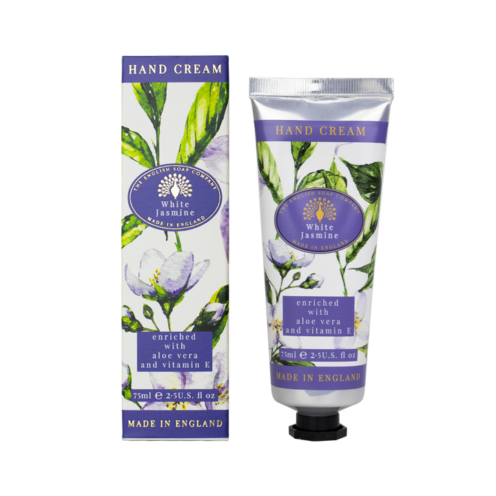 „Set aus Handcreme-Tube und Verpackung ‘White Jasmine’ mit floralem Design, violettem Deckel und Aufschrift ‘enriched with aloe vera and vitamin E’.“
