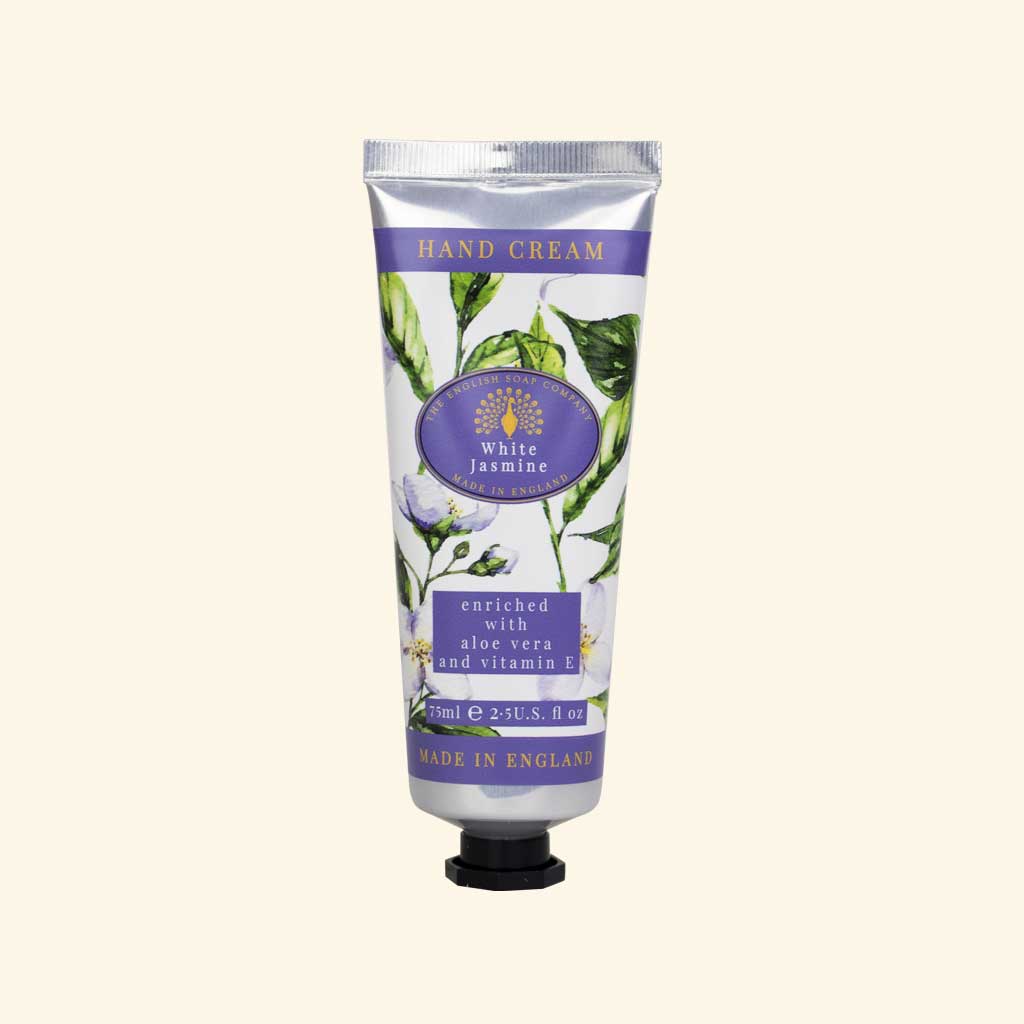 „Handcreme-Tube ‘White Jasmine’ mit violettem Deckel und floralem Design, angereichert mit Aloe Vera und Vitamin E.“