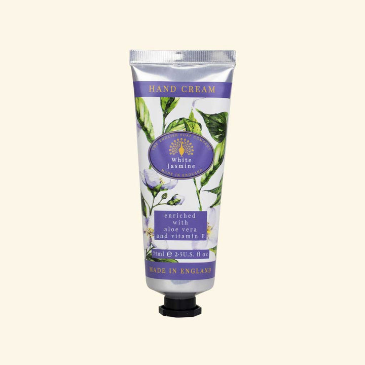 „Handcreme-Tube ‘White Jasmine’ mit violettem Deckel und floralem Design, angereichert mit Aloe Vera und Vitamin E.“