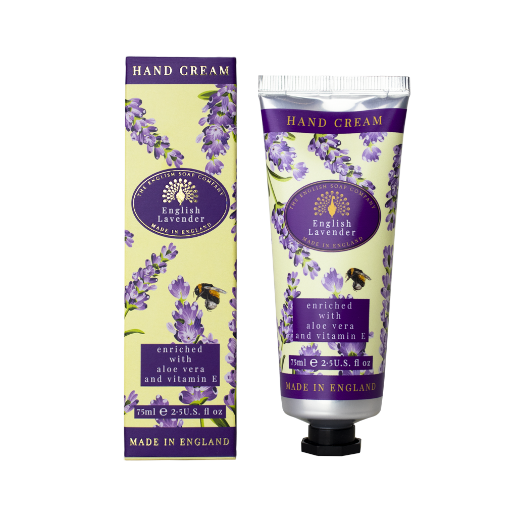„Handcreme ‘English Lavender’ mit violettem Lavendelmotiv, bestehend aus Tube und passender Verpackung, angereichert mit Aloe Vera und Vitamin E.“