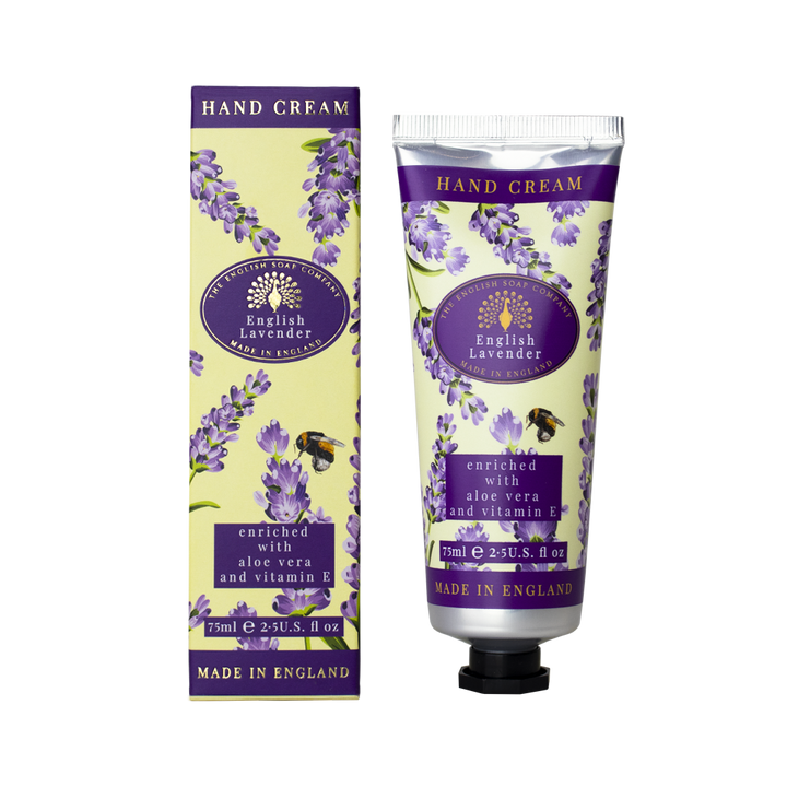 „Handcreme ‘English Lavender’ mit violettem Lavendelmotiv, bestehend aus Tube und passender Verpackung, angereichert mit Aloe Vera und Vitamin E.“