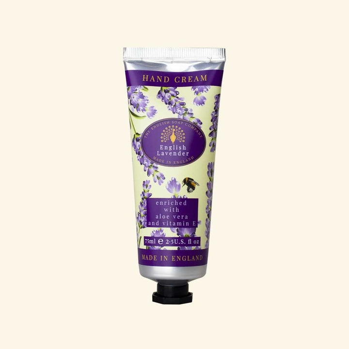 „Handcreme ‘English Lavender’ in violetter Tube mit Lavendelblüten und Biene, angereichert mit Aloe Vera und Vitamin E.“