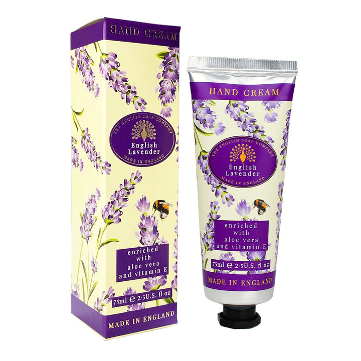 “Handcreme ‘English Lavender’ mit violetter Verpackung, Lavendelblüten und Biene, angereichert mit Aloe Vera und Vitamin E.”