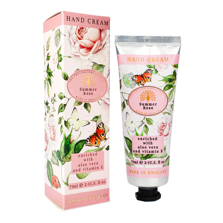 “Handcreme ‘Summer Rose’ mit rosa Verpackung, Rosendesign und Schmetterling, angereichert mit Aloe Vera und Vitamin E.”