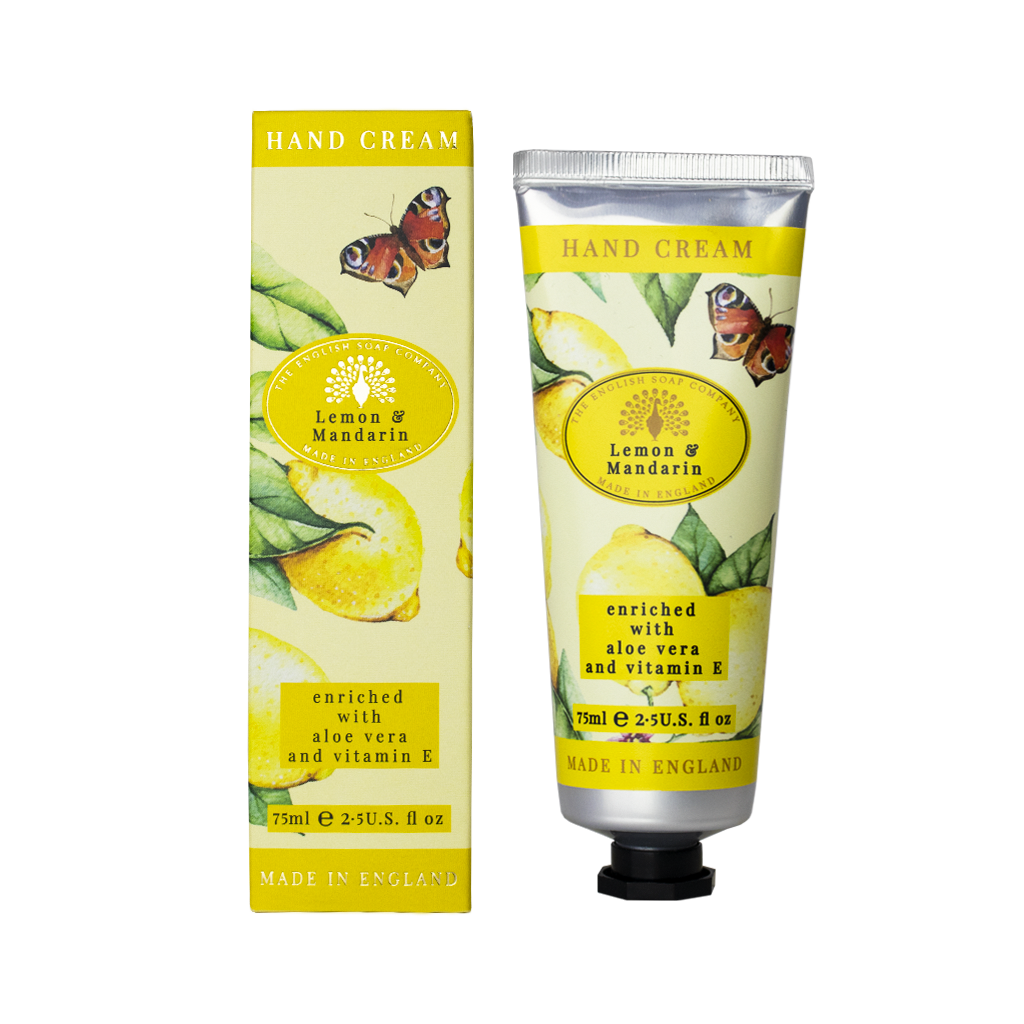 “Handcreme ‘Lemon & Mandarin’ mit gelber Verpackung, Zitrusdesign und Schmetterling, angereichert mit Aloe Vera und Vitamin E.”